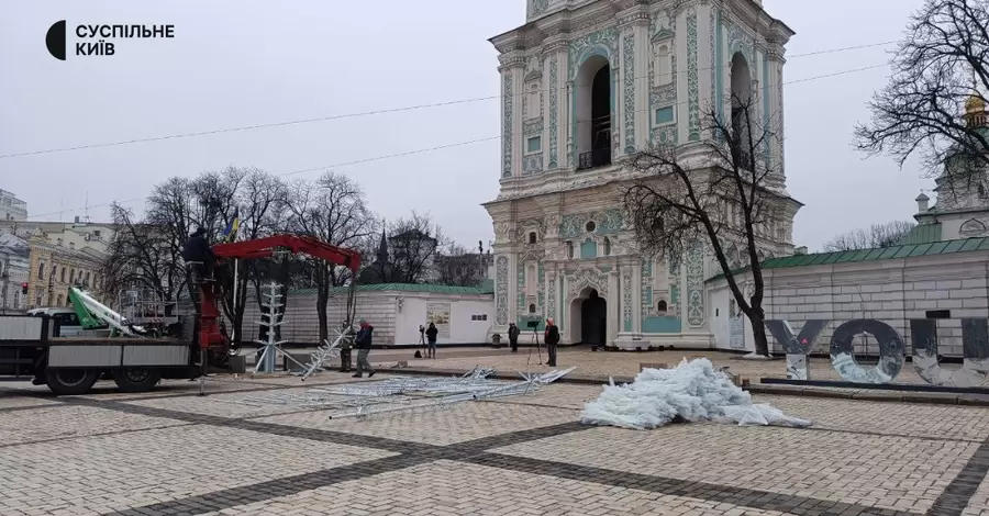 На Софийской площади устанавливают 15-метровую главную елку страны