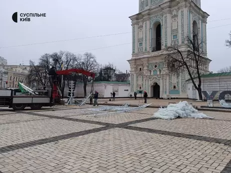 На Софийской площади устанавливают 15-метровую главную елку страны