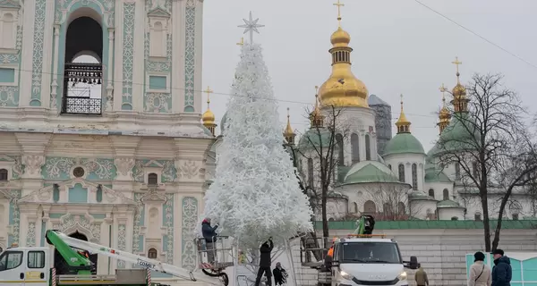 Белая елка на Софийской площади уже со звездой, но еще без игрушек