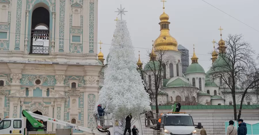 Белая елка на Софийской площади уже со звездой, но еще без игрушек