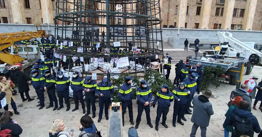 У Тбілісі новорічну ялинку на місці протестів охороняє поліція