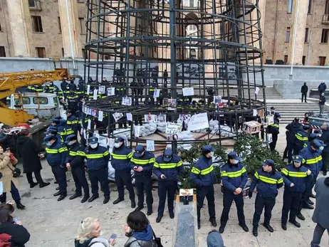 У Тбілісі новорічну ялинку на місці протестів охороняє поліція