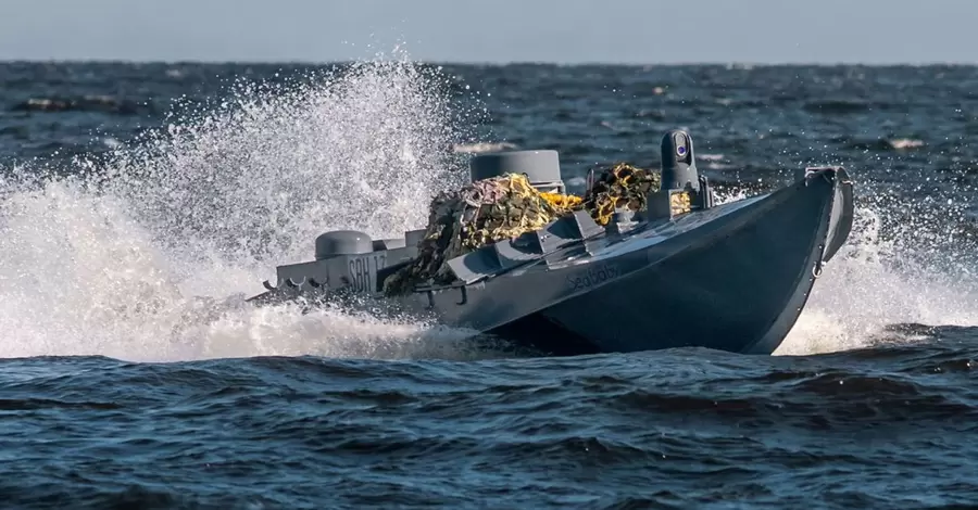 СБУ показала, як морські дрони Sea Baby відпрацювали по російських вертольотах та літаках у Керченській бухті