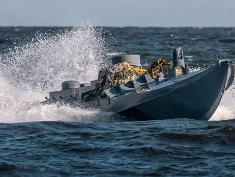 СБУ показала, як морські дрони Sea Baby відпрацювали по російських вертольотах та літаках у Керченській бухті