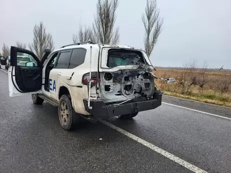 Дрон вдарив по автівці МАГАТЕ по дорозі на окуповану Запорізьку АЕС