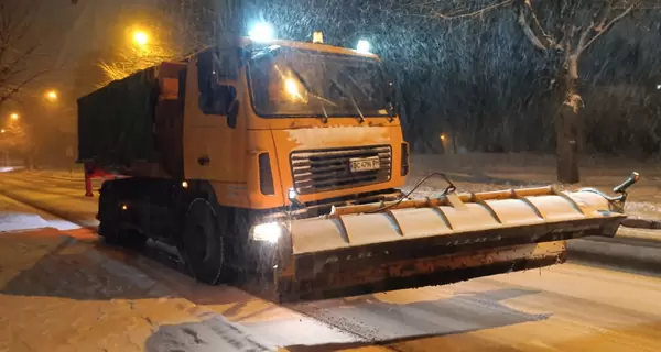 На Львов обрушился снегопад: дороги превратились в 