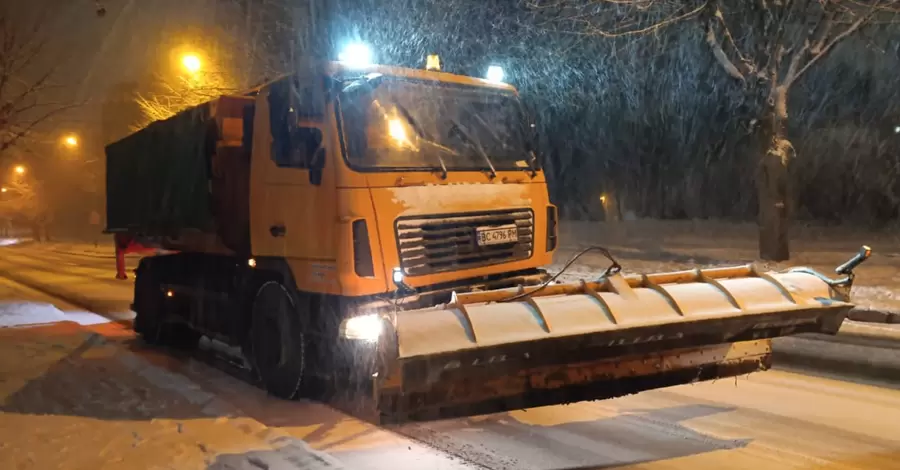 На Львів обрушився снігопад: дороги перетворилися на 