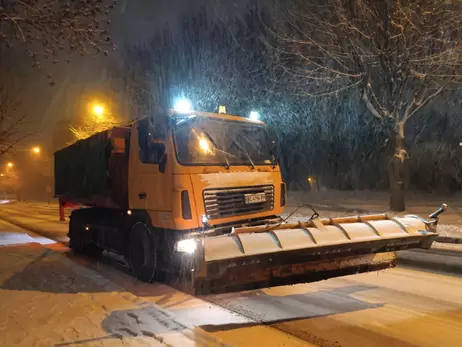 На Львів обрушився снігопад: дороги перетворилися на 