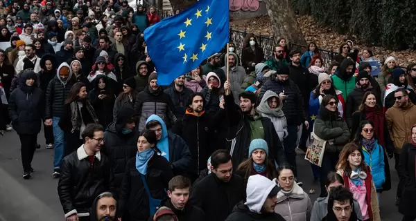 У Грузії заборонили протестувальникам закривати обличчя масками, застосовувати піротехніку та лазери