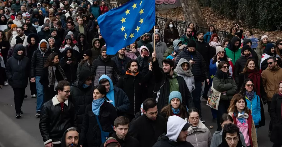 В Грузии запретили протестующим закрывать лица масками, применять пиротехнику и лазеры