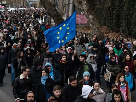 В Грузии запретили протестующим закрывать лица масками, применять пиротехнику и лазеры