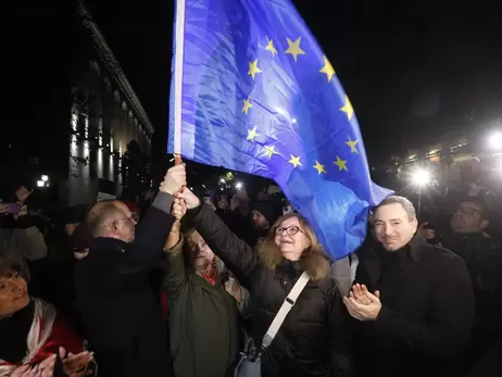 В Грузии начались выборы нового президент, под парламентом собрались протестующие