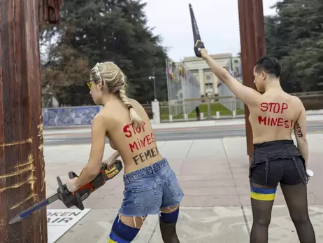 Активістки Femen оголилися біля будівлі ООН у Женеві та пошкодили знамениту скульптуру