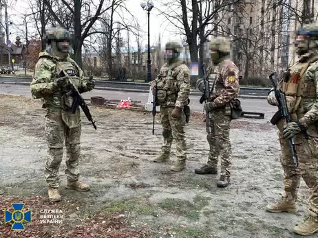 СБУ перекрила урядовий квартал і перевіряє документи та автомобілі