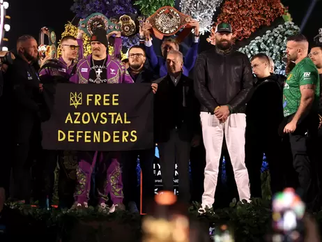 Усик вийшов на церемонію зважування із Фʼюрі з прапором Free Azovstal Defenders