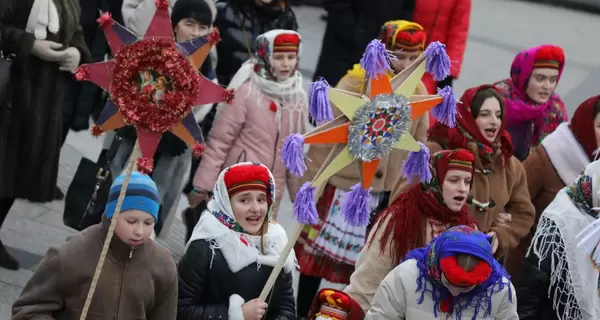 Предвестница Рождества: у традиционной звезды колядников 8 лучей, она звенит и крутится