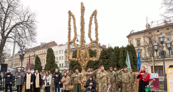 Во Львове установили самый большой в Украине Трезубец из дидухов