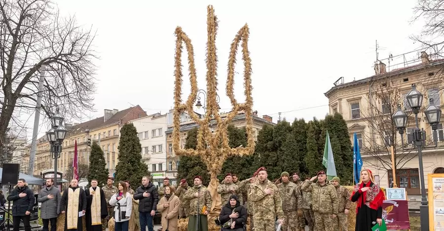 Во Львове установили самый большой в Украине Трезубец из дидухов