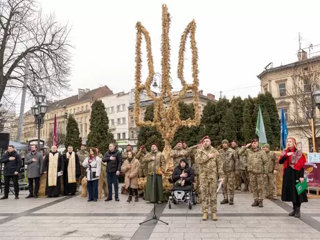 У Львові встановили найбільший в Україні тризуб із дідухів