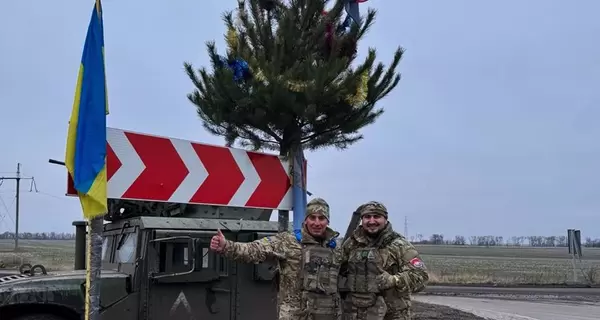 Украинские военные установили новогоднюю елку в Судже