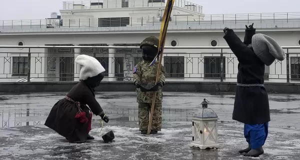 Мини-скульптуры Кия, Щека и Хорива переодели в праздничные костюмы к Рождеству