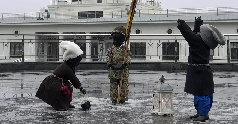 Мініскульптури Кия, Щека та Хорива перевдягли у святкові костюми до Різдва