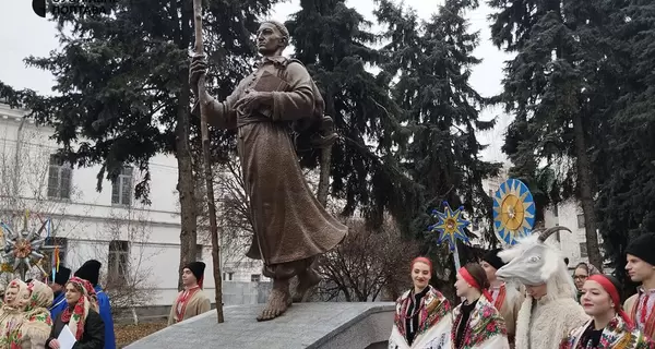 В Полтаве открыли 3-х метровый памятник Сковороде в образе 