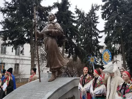 В Полтаве открыли 3-х метровый памятник Сковороде в образе 