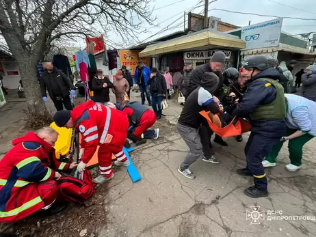 От российского удара по центральному рынку в Никополе пострадали восемь человек