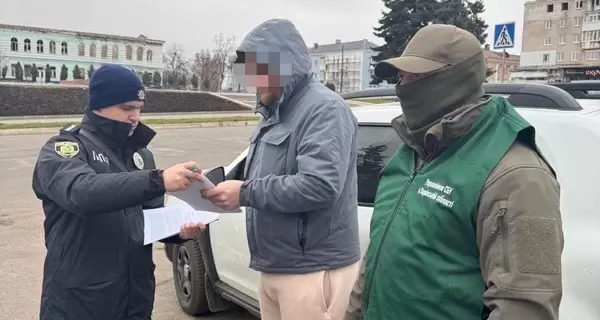 Экс-чиновник из Изюма выдавал старые дома за здания, поврежденные обстрелами