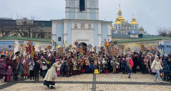 Рождественское шествие с колядницкими звездами: в центре Киева напомнили традиции украинцев