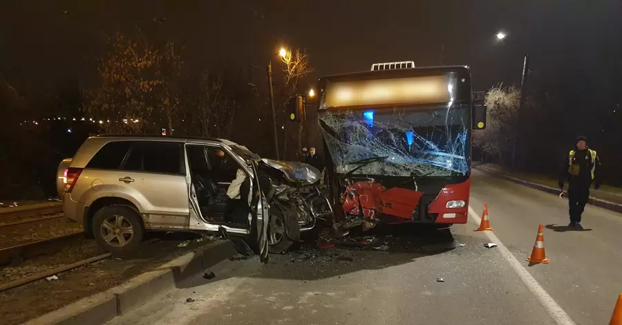 В Харькове в результате ДТП с участием автобуса и авто пострадали шесть человек