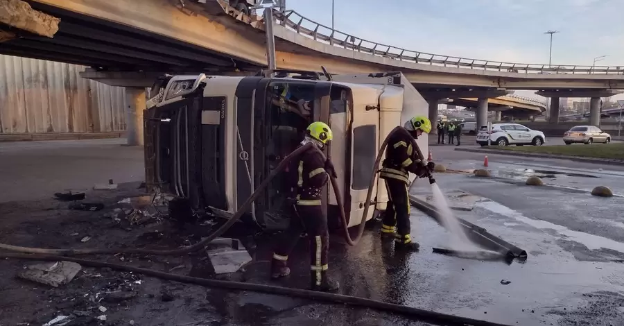 У Києві вантажівка злетіла з мосту, водій вижив