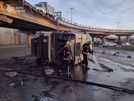 У Києві вантажівка злетіла з мосту, водій вижив