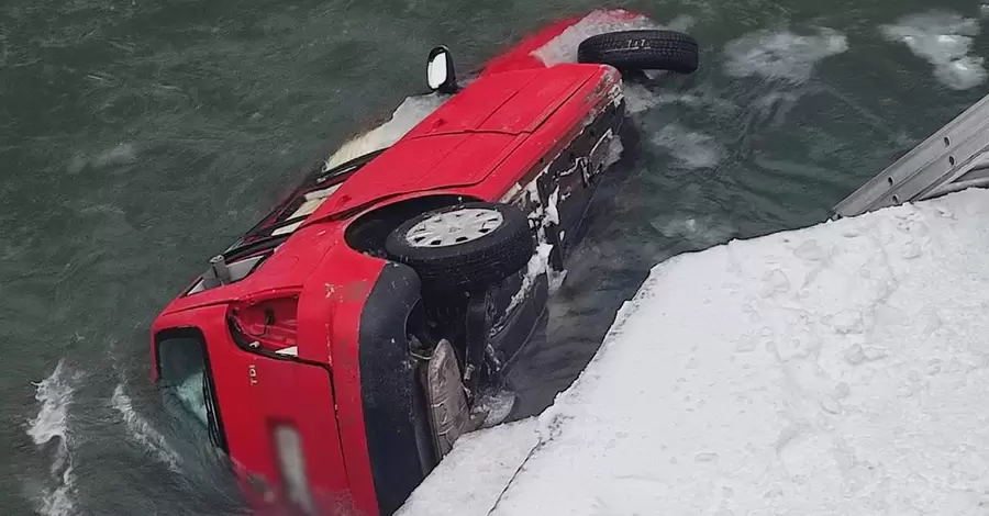 В Закарпатье автомобиль упал в реку - водитель смог выбраться, 35-летняя пассажирка погибла