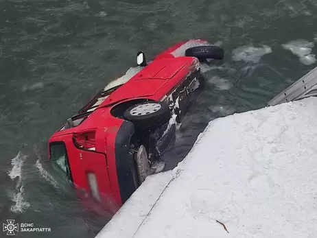 В Закарпатье автомобиль упал в реку - водитель смог выбраться, 35-летняя пассажирка погибла