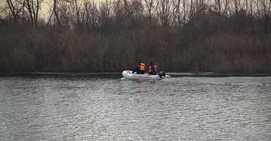 На Чернігівщині дідусь із онуком провалилися під лід, їх шукають