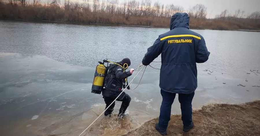 На Чернігівщині знайшли тіло чоловіка, який провалився під лід, - хлопчика ще шукають 