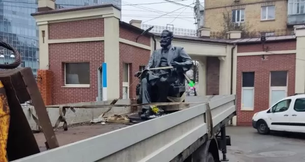 В Киеве снесли памятник Ивану Павлову возле Александрийской больницы