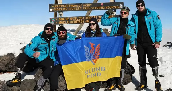 Тяжелораненые украинские защитники и защитница покорили самую высокую гору Африки