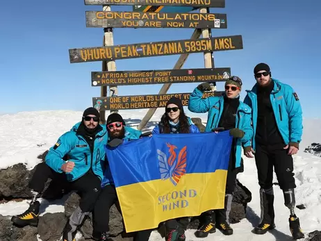 Тяжкопоранені українські захисники та захисниця підкорили найвищу гору Африки