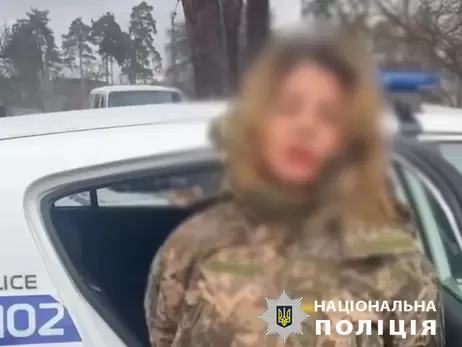 В Киеве женщина в военной форме наехала на полицейского, ее задержали