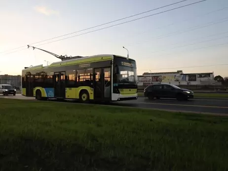 У Львові тролейбус на зупинці збив жінку - постраждала померла