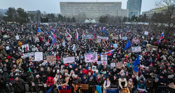 В Словакии рекордные протесты против Фицо - люди выступают против политики правительства 