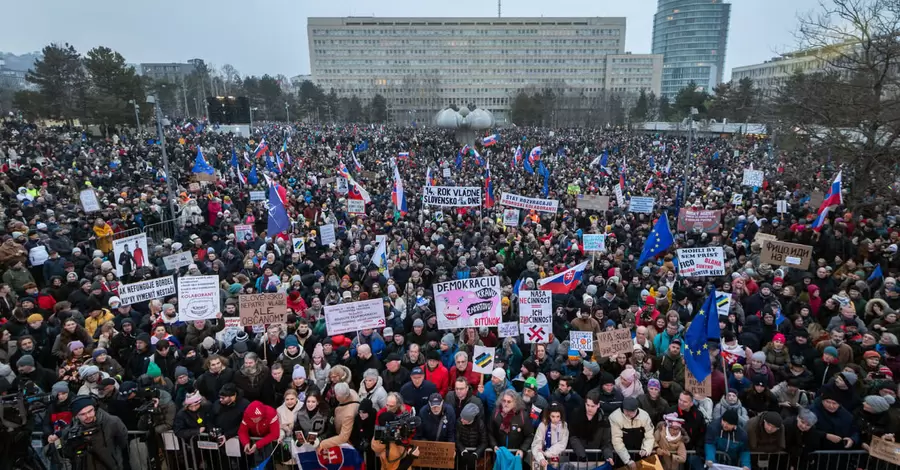 В Словакии рекордные протесты против Фицо - люди выступают против политики правительства 