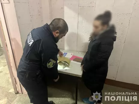 В Харкові затримали жінку, яка за 20 тисяч доларів намагалася продати свою 2-місячну доньку