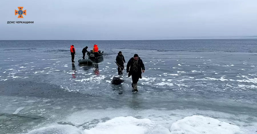 На Черкащині врятували рибалок, які дрейфували на крижині