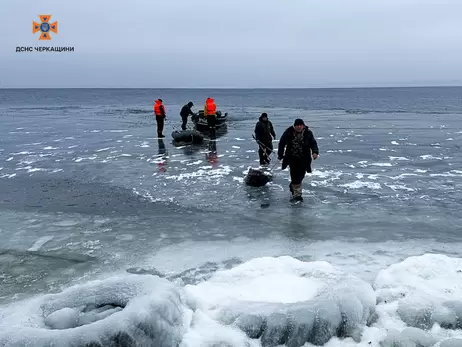 В Черкасской области спасли рыбаков, которые дрейфовали на льдине