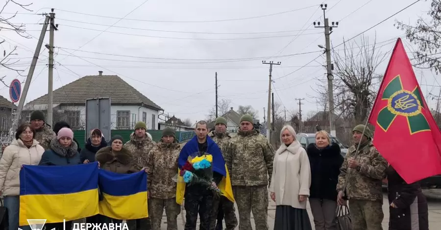 На Одещині повернувся додому прикордонник із острова Зміїний, який 34 місяці провів у полоні