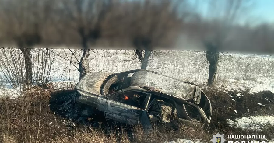 У Куп'янську дрон потрапив у автомобіль: людей поранено, машина згоріла